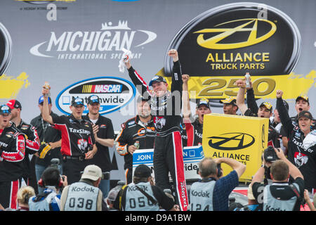 Brooklyn, MI, Stati Uniti d'America. Il 15 giugno, 2013. Brooklyn, MI - giu 15, 2013: Regan Smith (7) vince l'Alleanza parti del carrello 250 presso il Michigan International Speedway di Brooklyn, MI Credito: csm/Alamy Live News Foto Stock