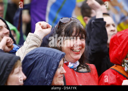 Belfast, Regno Unito. Il 15 giugno 2013. Una femmina protester esclamazioni herr supporto per la protesta. Sindacalisti hanno marciato attraverso Belfast in vista del vertice G8 che si terrà in Irlanda del Nord. Gli organizzatori hanno chiamato per una sfida all'ordine del giorno del vertice, chiamando il frequentare i leader del mondo per promuovere un mondo più giusto per tutti. Credito: Michael Debets/Alamy Live News Foto Stock