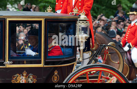 Londra, Regno Unito. Il 15 giugno, 2013. Trooping il colore. Regina viaggi in pullman verso il basso il Mall. Credito: Prixnews/Alamy Live News Foto Stock