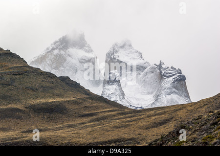 Torres del dolore formazione geologica in una banca del cloud Foto Stock
