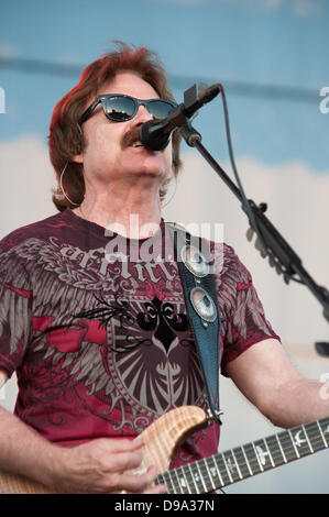 Lincoln, CA, Stati Uniti d'America. 14 Giugno, 2013. Tom Johnston della DOOBIE BROTHERS esegue al Thunder Valley Casino Resort in Lincoln, California, Giugno 14th, 2013 Foto Stock