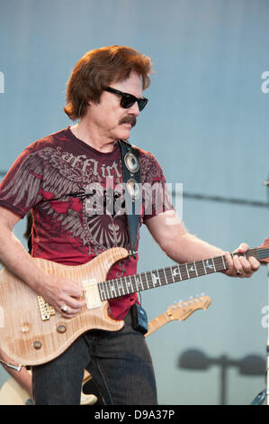 Lincoln, CA, Stati Uniti d'America. 14 Giugno, 2013. Tom Johnston della DOOBIE BROTHERS esegue al Thunder Valley Casino Resort in Lincoln, California, Giugno 14th, 2013 Foto Stock