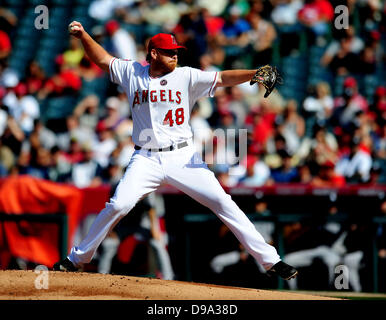 Anaheim, CA, Stati Uniti d'America. Il 15 giugno, 2013. Los Angeles Angeli a partire lanciatore Tommy Hanson #48 piazzole durante il Major League Baseball gioco tra i New York Yankees e il Los Angeles gli angeli di Anaheim Stadium di Anaheim, in California. Credito: csm/Alamy Live News Credito: csm/Alamy Live News Foto Stock