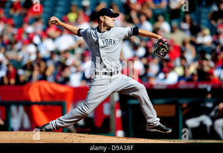 Anaheim, CA, Stati Uniti d'America. Il 15 giugno, 2013. New York Yankees a partire lanciatore David Phelps #41 piazzole durante il Major League Baseball gioco tra i New York Yankees e il Los Angeles gli angeli di Anaheim Stadium di Anaheim, in California. Credito: csm/Alamy Live News Credito: csm/Alamy Live News Foto Stock