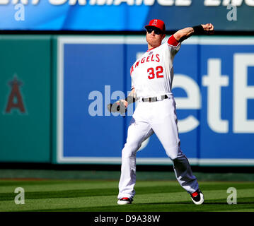 Anaheim, CA, Stati Uniti d'America. Il 15 giugno, 2013. Los Angeles Angeli diritto fielder Josh Hamilton #32 durante il Major League Baseball gioco tra i New York Yankees e il Los Angeles gli angeli di Anaheim Stadium di Anaheim, in California. Credito: csm/Alamy Live News Credito: csm/Alamy Live News Foto Stock