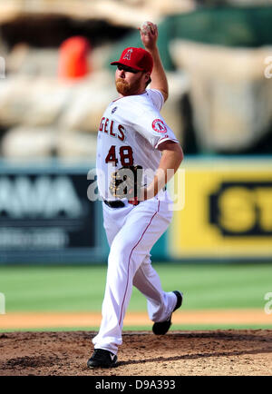 Anaheim, CA, Stati Uniti d'America. Il 15 giugno, 2013. Los Angeles Angeli a partire lanciatore Tommy Hanson #48 piazzole durante il Major League Baseball gioco tra i New York Yankees e il Los Angeles gli angeli di Anaheim Stadium di Anaheim, in California. Credito: csm/Alamy Live News Credito: csm/Alamy Live News Foto Stock