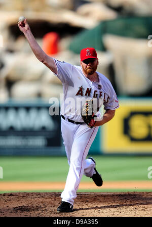 Anaheim, CA, Stati Uniti d'America. Il 15 giugno, 2013. Los Angeles Angeli a partire lanciatore Tommy Hanson #48 piazzole durante il Major League Baseball gioco tra i New York Yankees e il Los Angeles gli angeli di Anaheim Stadium di Anaheim, in California. Credito: csm/Alamy Live News Credito: csm/Alamy Live News Foto Stock