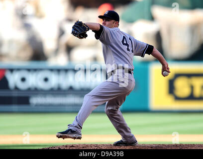 Anaheim, CA, Stati Uniti d'America. Il 15 giugno, 2013. New York Yankees a partire lanciatore David Phelps #41 piazzole durante il Major League Baseball gioco tra i New York Yankees e il Los Angeles gli angeli di Anaheim Stadium di Anaheim, in California. Credito: csm/Alamy Live News Credito: csm/Alamy Live News Foto Stock