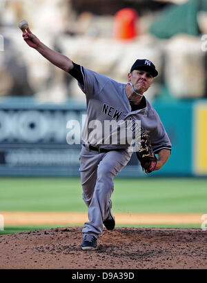 Anaheim, CA, Stati Uniti d'America. Il 15 giugno, 2013. New York Yankees a partire lanciatore David Phelps #41 piazzole durante il Major League Baseball gioco tra i New York Yankees e il Los Angeles gli angeli di Anaheim Stadium di Anaheim, in California. Credito: csm/Alamy Live News Credito: csm/Alamy Live News Foto Stock