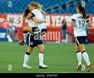 Foxborough, Massachusetts, Stati Uniti. Il 15 giugno, 2013. Stati Uniti d'America centrocampista Kristie Mewis (8) festeggia con USA centrocampista Lauren Cheney (12) Dopo un goal durante l'amichevole internazionale partita di calcio tra gli Stati Uniti d'America Nazionale Femminile e Corea Repubblica Donne Squadra al Gillette Stadium di Foxborough, Massachusetts. Anthony Nesmith/CSM Credito: csm/Alamy Live News Foto Stock