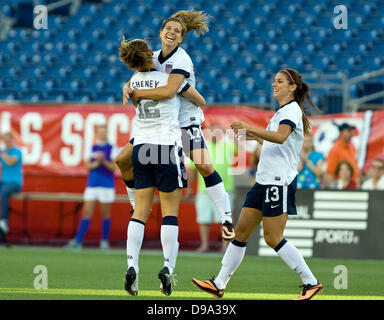 Foxborough, Massachusetts, Stati Uniti. Il 15 giugno, 2013. Stati Uniti d'America centrocampista Lauren Cheney (12) festeggia con USA centrocampista Tobin Heath (17) Dopo un goal durante l'amichevole internazionale partita di calcio tra gli Stati Uniti d'America Nazionale Femminile e Corea Repubblica Donne Squadra al Gillette Stadium di Foxborough, Massachusetts. Anthony Nesmith/CSM Credito: csm/Alamy Live News Foto Stock