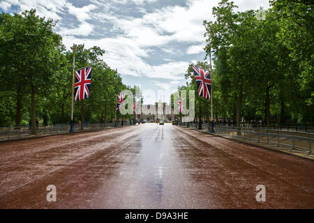 Il centro commerciale di Londra, Regno Unito, 15 giugno 2013. In seguito il Trooping del colore, il centro commerciale è stato pulito dai residui ed è in procinto di essere aperte al traffico pubblico. Credito: Tony Farrugia/Alamy Live News Foto Stock