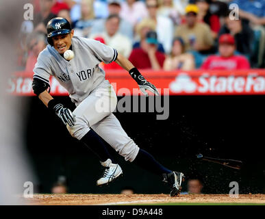 Anaheim, CA, Stati Uniti d'America. Il 15 giugno, 2013. New York Yankees diritto fielder Ichiro Suzuki #31 a bat bunts nel settimo inning durante il Major League Baseball gioco tra i New York Yankees e il Los Angeles gli angeli di Anaheim Stadium di Anaheim, in California. Gli angeli sconfiggere gli Yankees 6-2. Credito: csm/Alamy Live News Credito: csm/Alamy Live News Foto Stock