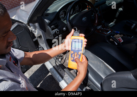 Meccanico automatico utilizzando auto scanner diagnostico (OBD II scanner) - USA Foto Stock