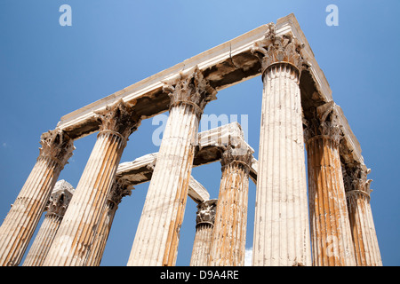 Tempio di Zeus Olimpio ad Atene, in Grecia, con dettagli architettonici delle colonne corinzie sullo sfondo blu del cielo Foto Stock