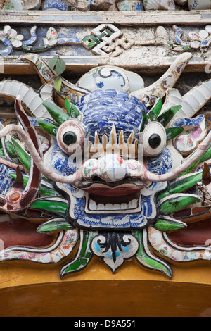 Dettaglio del drago in ceramica su Hien Nhan gate nella Cittadella, tonalità, Vietnam, sud-est asiatico Foto Stock