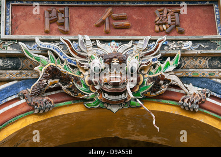 Dettaglio del drago in ceramica su Hien Nhan gate nella Cittadella, tonalità, Vietnam, sud-est asiatico. Foto Stock