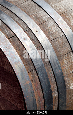 Chiusura del barile vecchio con rollbar di ferro Foto Stock