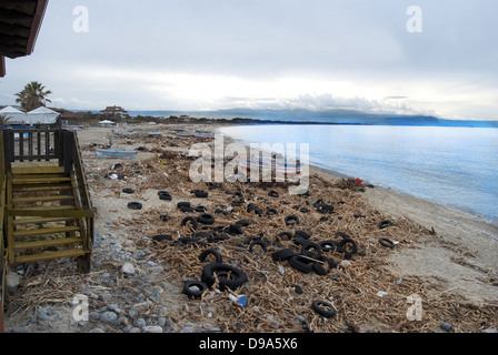 Inquinamento ambientale. Una spiaggia oh la Calabria con rifiuti e materiale inquinante Foto Stock