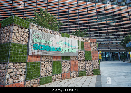 La scienza del giardino esterno il Think Tank Science Museum Millennium Point Birmingham REGNO UNITO Foto Stock