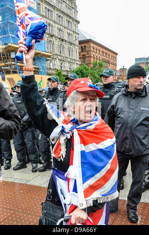 Belfast, Regno Unito. Il 15 giugno, 2013. Bandiera protesta coincide con proteste anti-G8 a Belfast. Una signora dal protestante/unionista lealisti/comunità indossando una bandiera europea dà un ribelle di saluto. Credito: Stephen Barnes/Alamy Live News Foto Stock