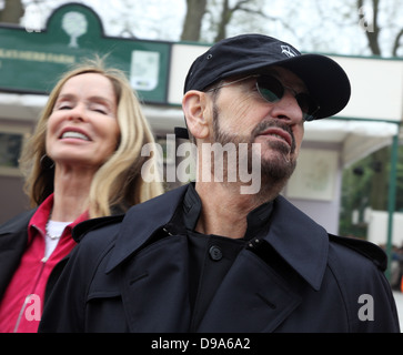 Ringo Starr e sua moglie Barbara Bach ad RHS Chelsea Flower Show 2013, London REGNO UNITO Foto Stock