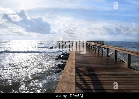 Roma. Lido di Ostia. Mare tempestoso presso il molo Foto Stock