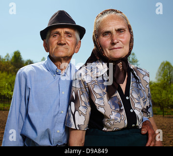 Primo piano di un vecchio agricoltori giovane outdoor Foto Stock