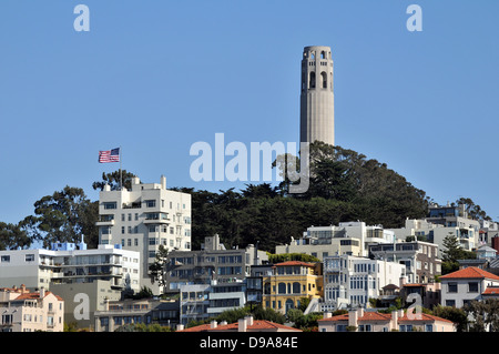 Vista della Torre Coit da Pier 39, San Francisco, California in una serata estiva in luglio Foto Stock