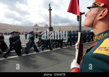 San Pietroburgo, Russia. Il 15 giugno, 2013. Il Sabato presso la Piazza del Palazzo ha tenuto un cerimoniale di rilascio di più di 600 cadetti dell'Accademia Militare di logistica. Più di 600 studenti e cadetti dell'Accademia Militare di logistica, Istituto Militare (ingegneria), l'Istituto Militare (truppe ferroviarie messaggi) ha ricevuto il diploma di formazione professionale superiore e spalline luogotenenti. Credito: Andrey Pronin / ZUMAPRESS.com/Alamy Live News) Foto Stock