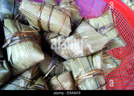 Gnocchi cinesi, è un cibo tradizionale. Avere un mucchio di riso gnocchi di patate, a vendere al supermercato. Foto Stock