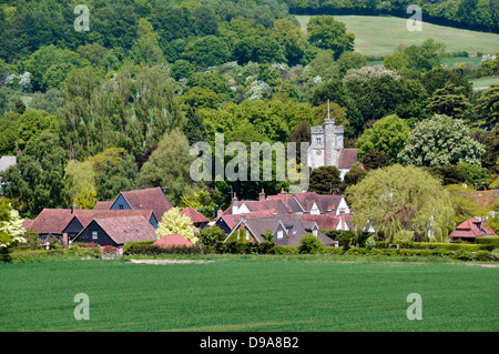 Bucks - Chiltern Hills - strettamente paesaggio incorniciato Little Missenden village - campanile di una chiesa - tetti - pendii boscosi - sun Foto Stock