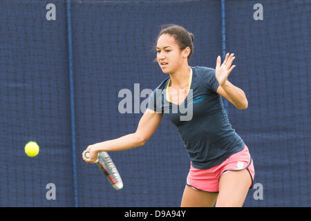 Aegon International, Eastbourne, Regno Unito. Domenica 16 Giugno, 2013. Heather Watson colpendo sulla pratica corte. Credito: Mike francese/Alamy Live News Foto Stock