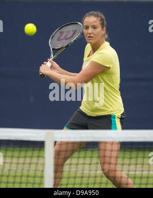 Aegon International, Eastbourne, Regno Unito. Domenica 16 Giugno, 2013. Laura Robson colpendo sulla pratica corte. Credito: Mike francese/Alamy Live News Foto Stock