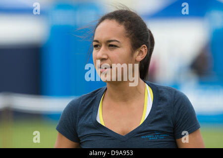 Aegon International, Eastbourne, Regno Unito. Domenica 16 Giugno, 2013. Heather Watson colpendo sulla pratica corte. Credito: Mike francese/Alamy Live News Foto Stock