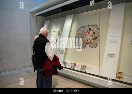 I membri del pubblico presso il British Museum guardare Nebamun caccia nelle paludi dall Egitto Foto Stock