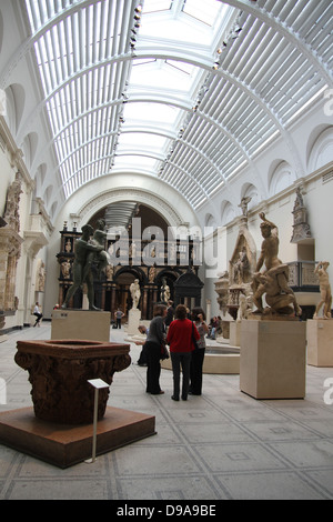 La folla guarda presenta al Victoria and Albert Museum di Londra. Il Victoria and Albert Museum (spesso abbreviato come il V&A) Foto Stock