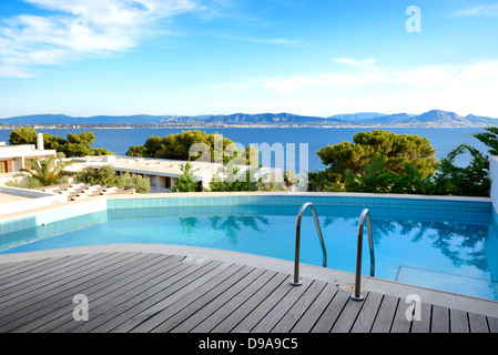 Vista mare piscina in hotel di lusso, Peloponnes, Grecia Foto Stock