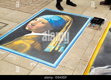 L'artista di strada versione di Johannes Vermeer della ragazza con un orecchino di perla, Peterborough, Inghilterra Foto Stock