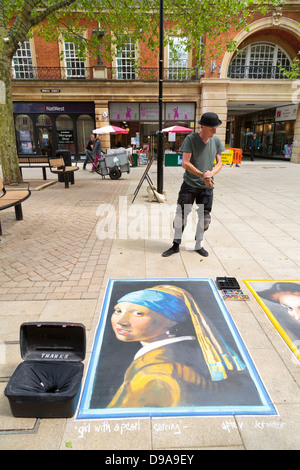 L'artista di strada versione di Johannes Vermeer della ragazza con un orecchino di perla, Peterborough, Inghilterra Foto Stock