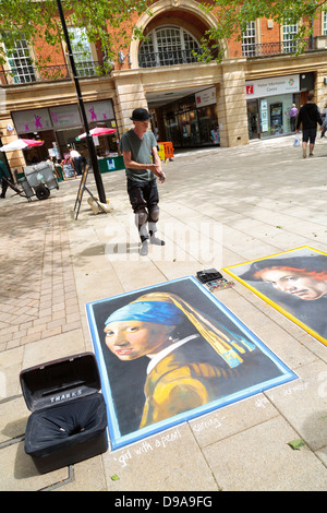 L'artista di strada versione di Johannes Vermeer della ragazza con un orecchino di perla, Peterborough, Inghilterra Foto Stock