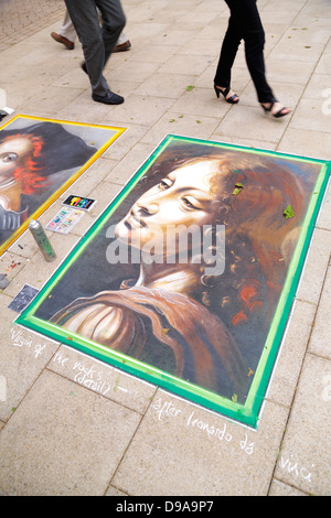 L'artista di strada versione di Leonardo da Vinci la Vergine delle Rocce, Peterborough, Inghilterra Foto Stock
