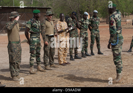 Un aziende senegalesi de Fusilier marine commando saluta durante una cerimonia di consegna dei diplomi di formazione speciale da marines americani Maggio 9, 2013 in Toubacouta, Senegal. Foto Stock