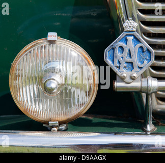 Il Royal Automobile Club (RAC) badge su un auto classica nel Regno Unito Foto Stock