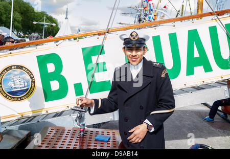 Rouen, Francia. Il 15 giugno, 2013. Addetto Navale sorrisi a telecamera a Rouen Armada con nave passerella dietro. Medium Shot, formato orizzontale. Credito: Christine cancelli/Alamy Live News Foto Stock