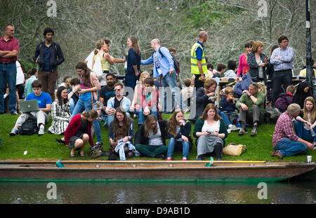 Cambridge, Regno Unito. 16 Giugno, 2013. Il quinto Cambridge University Gara delle imbarcazioni di cartone a Gesù Green Cambridge. Credito: JAMES LINSELL-CLARK/Alamy Live News Foto Stock