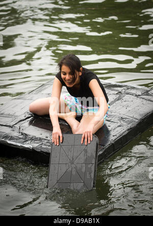 Cambridge, Regno Unito. 16 Giugno, 2013. Il quinto Cambridge University Gara delle imbarcazioni di cartone a Gesù Green Cambridge. Credito: JAMES LINSELL-CLARK/Alamy Live News Foto Stock