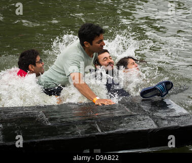 Cambridge, Regno Unito. 16 Giugno, 2013. Il quinto Cambridge University Gara delle imbarcazioni di cartone a Gesù Green Cambridge. Credito: JAMES LINSELL-CLARK/Alamy Live News Foto Stock