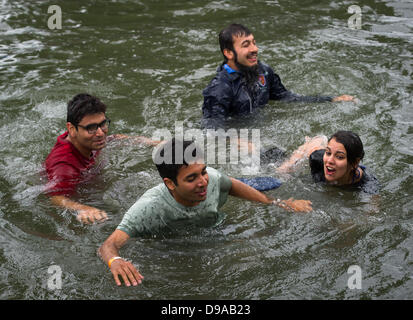 Cambridge, Regno Unito. 16 Giugno, 2013. Il quinto Cambridge University Gara delle imbarcazioni di cartone a Gesù Green Cambridge. Credito: JAMES LINSELL-CLARK/Alamy Live News Foto Stock