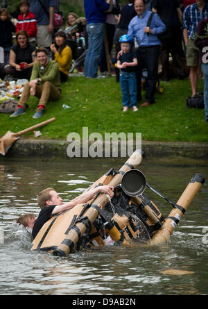 Cambridge, Regno Unito. 16 Giugno, 2013. Il quinto Cambridge University Gara delle imbarcazioni di cartone a Gesù Green Cambridge. Credito: JAMES LINSELL-CLARK/Alamy Live News Foto Stock